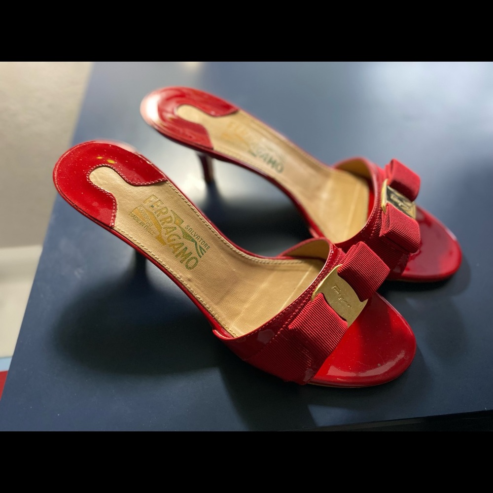 Salvatore Ferragamo kitten heel with bow accent (RED)
